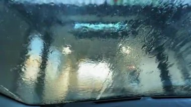 Araba yıkamada arabanın içinden geniş görüş, otomatik oto yıkama servisinde dönen fırça. Yüksek kalite 4k görüntü