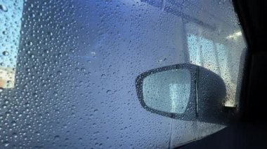 Araba yıkamada arabanın içinden yan görüntü otomatik oto yıkama servisinde dönen fırça. Yüksek kalite 4k görüntü