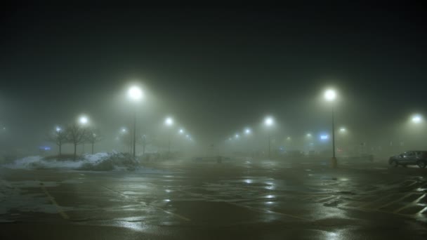 Βαριά Ομίχλη Ένα Πάρκινγκ Έξω Από Φώτα Του Δρόμου Νύχτα — Αρχείο Βίντεο