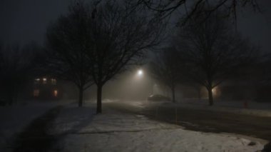 Karanlık sokak Whit sokak lambası gece yoğun sis altında. Yüksek kalite 4k görüntü