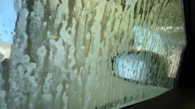 Araba yıkamada, otomatik oto yıkama servisinde. Yüksek kalite 4k görüntü