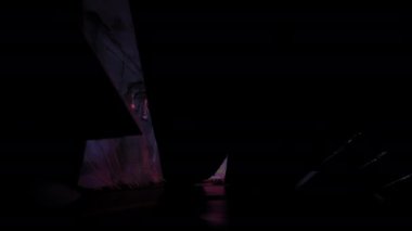 Araba yıkamada arabanın içinden POV görüntüsü, otomatik oto yıkama servisinde dönen fırça. Yüksek kalite 4k görüntü