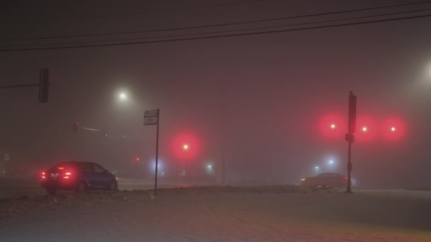 Αυτοκίνητα Περνούν Κατά Μήκος Ενός Σκοτεινού Δρόμου Νύχτα Βαριά Ομίχλη — Αρχείο Βίντεο