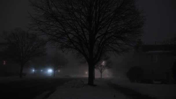 暗い通りと重い霧で夜の家のシルエット ワイドショットビュー 高品質の4K映像 — ストック動画