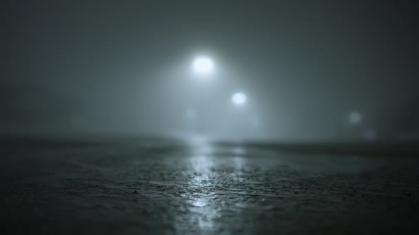 Сильный Туман Пустой Парковке Улице Белые Фонари Ночью Высококачественные Кадры — стоковое видео