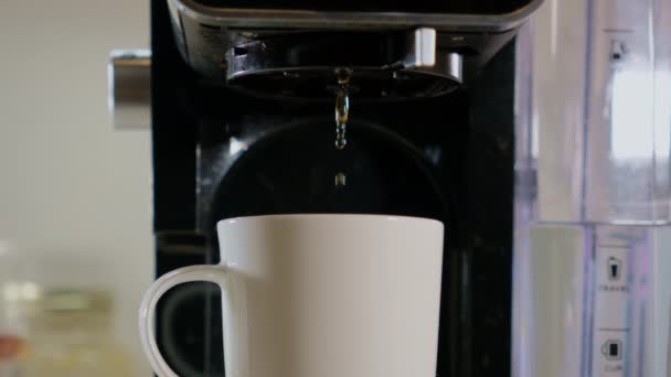 マシンからホワイトカップに注ぐブラックコーヒーのスローモーションショット キッチンで新鮮なカフェ 高品質の4K映像 — ストック動画