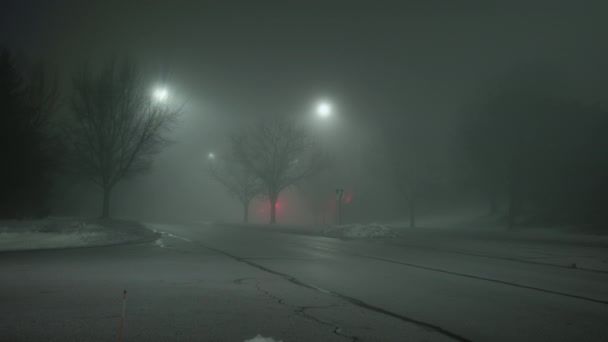 Ευρεία Βολή Του Δρόμου Dark Whit Φως Και Αυτοκίνητο Νύχτα — Αρχείο Βίντεο