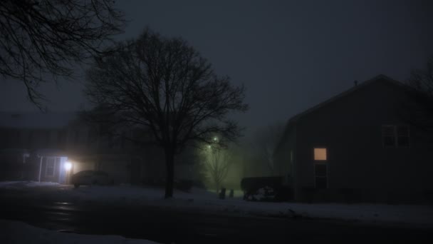 暗い通りと夜の家のシルエットの広い映像は 重い霧で 高品質の4K映像 — ストック動画