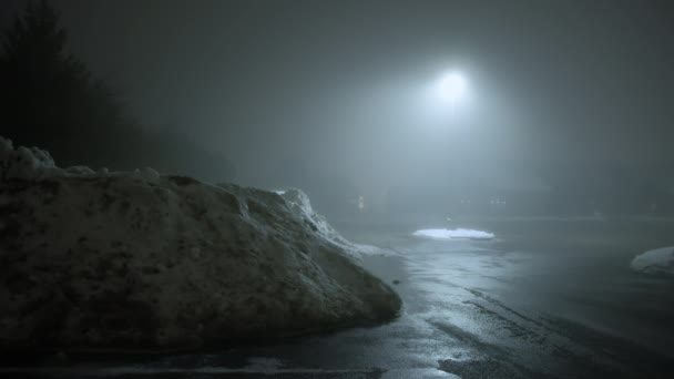 Сильный Туман Пустой Парковке Большой Грудой Грязного Снега Ночное Время — стоковое видео