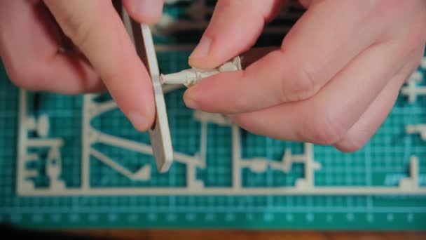 Mand Assembler Plast Model Ved Bordet Tæt Optagelser Hænder Høj – Stock-video