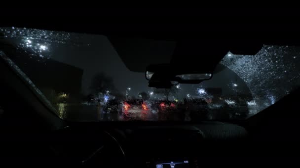 夜間の街灯の外に駐車場で大雨が降りました ワイドショット 高品質の4K映像 — ストック動画