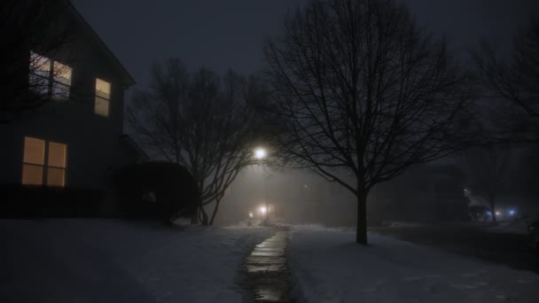 Donkere Straat Silhouet Van Een Huis Met Licht Ramen Nachts — Stockvideo