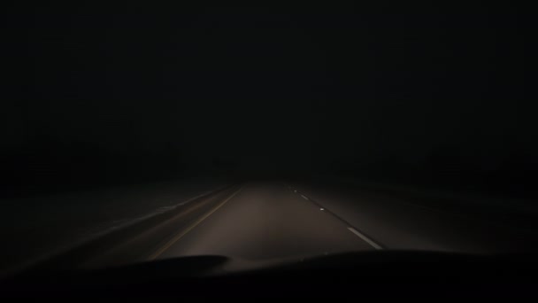 Pov Άποψη Του Αυτοκινήτου Βόλτα Στο Σκοτεινό Δρόμο Νύχτα Υψηλής — Αρχείο Βίντεο