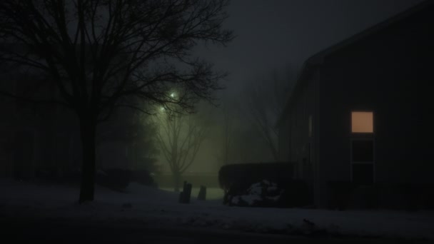Широкие Кадры Ночной Улицы Силуэт Дома Ночью Сильным Туманом Высококачественные — стоковое видео