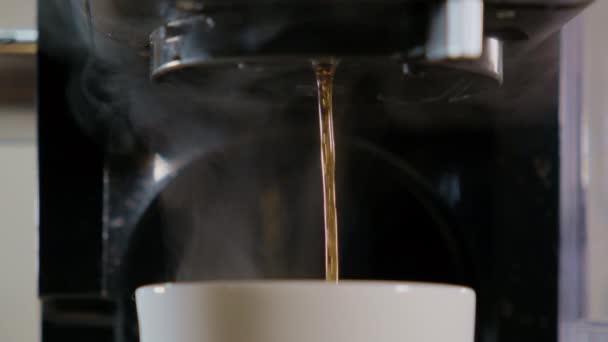 Закрыть Медленное Движение Снимок Черного Кофе Разлива Машины Белый Стакан — стоковое видео