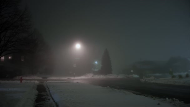 深い霧で夜に街灯を白くするダークストリートの広い景色 高品質の4K映像 — ストック動画