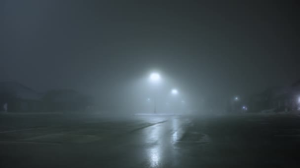 Широкий Снимок Сильного Тумана Пустой Парковке Улице Белыми Фонарями Ночью — стоковое видео