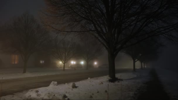 Σκοτεινό Δρόμο Whit Δρόμο Φως Βράδυ Βαριά Ομίχλη Μεγάλη Βολή — Αρχείο Βίντεο