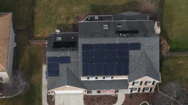 Kır evindeki güneş paneli. Yukarıdan aşağı. Yüksek kalite 4k görüntü