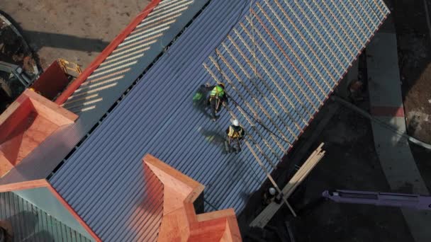 産業屋根 産業建物または倉庫に新しい屋根を取付けること 航空ショット 高品質の4K映像 — ストック動画