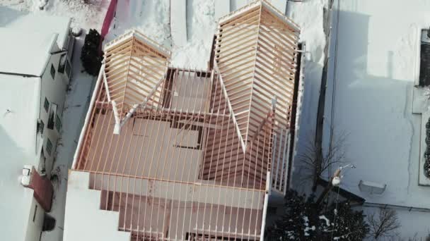 Kışın Karla Kaplı Inşaat Halindeki Evlerin Çerçevelerin Havadan Aşağı Görüntüsü — Stok video