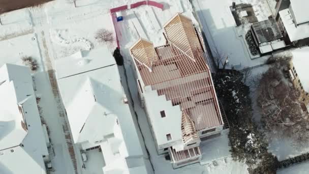 冬の間に雪で覆われた建設中の建物のフレームや建物の空中撮影 高品質の4K映像 — ストック動画
