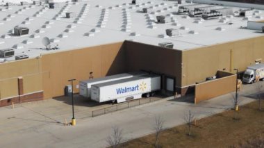 Walmart karavanı dağıtım merkezine park edilmiş. Naperville lL ABD. 3 Mart 2024. Yüksek kalite 4k görüntü