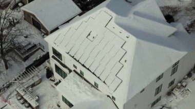 Kışın karla kaplı özel kır evindeki güneş paneli. Yukarıdan aşağı. Yüksek kalite 4k görüntü