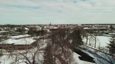 Naperville 'in kışın karla kaplı olduğu geniş panoramik hava manzarası, özel sektörü olan Amerikan şehri. Yüksek kalite 4k görüntü