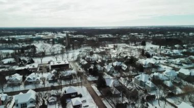 Naperville 'in kışın karla kaplı, özel sektörü olan Amerikan şehri geniş panoramik manzarası. Yüksek kalite 4k görüntü