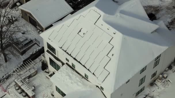 Painel Solar Casa Rural Privada Coberta Neve Tempo Inverno Tiro — Vídeo de Stock