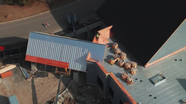 Dach Przemysłowy Montaż Nowego Dachu Budynku Przemysłowym Lub Magazynie Dron — Wideo stockowe
