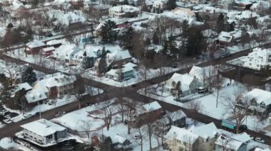 Kış zamanı karla kaplı bir Naperville şehrinin geniş hava manzarası, özel sektörü olan bir Amerikan şehri. Yüksek kalite 4k görüntü
