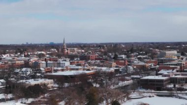 Naperville 'in kışın karla kaplanmış insansız hava aracı görüntüsü, özel sektörü olan Amerikan şehri. Yüksek kalite 4k görüntü