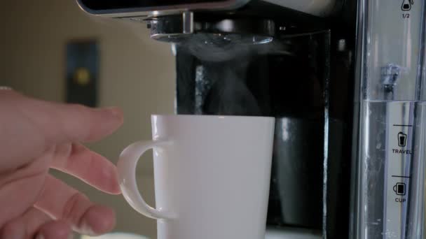 Закрыть Снимок Черного Кофе Льющегося Машины Белую Чашку Свежее Кафе — стоковое видео