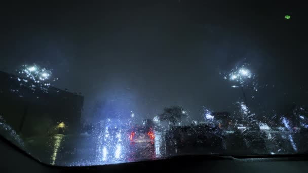 Pov Vidsträckt Utsikt Över Heavy Rain Parkeringsplats Gatubelysningen Natten Ett — Stockvideo