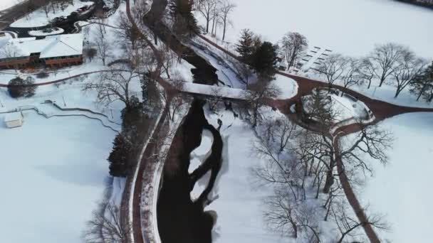 Luchtfoto Van Een Winterrivier Brug Bedekt Met Sneeuw Hoge Kwaliteit — Stockvideo