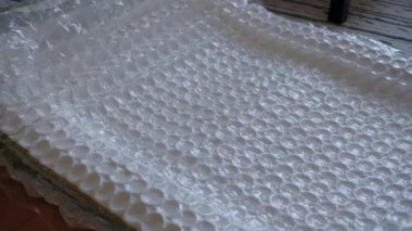 Süpürge ambalajından boşaltılmış yeni bir yatak. Kapatın. Yüksek kalite 4k görüntü