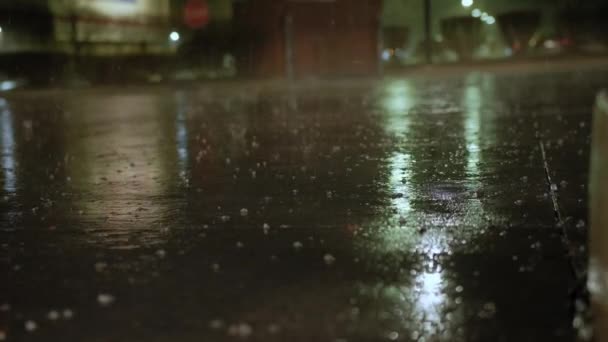 夜間に駐車場で暴力的な嵐の間に落ちるハイル クローズアップ 高品質の4K映像 — ストック動画