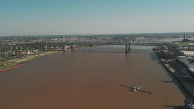 Mississippi Nehri kıyısı ve şehir merkezi New Orleans, Louisiana 'nın havadan çekilmiş görüntüleri. Yüksek kalite 4k görüntü