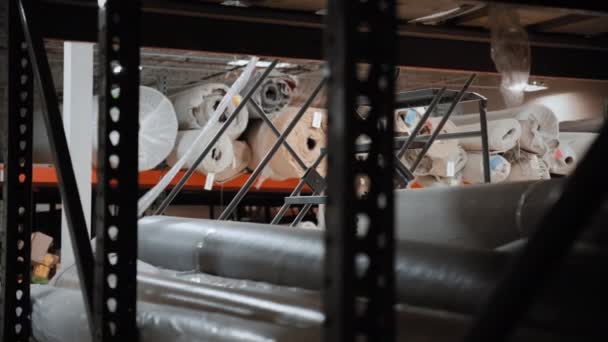 倉庫内のカーペットの新しいロールのパイル 店で積み重ねられたカーペットロール 倉庫のエレメント 高品質の4K映像 — ストック動画