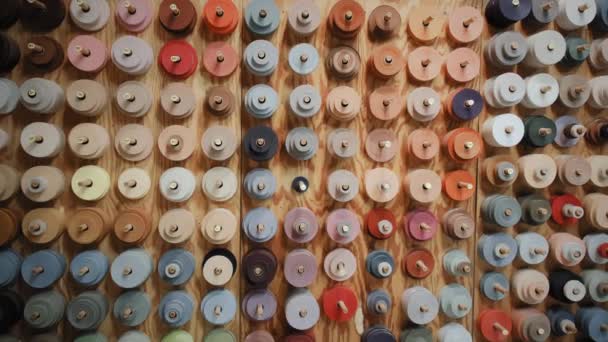 Многие Цветные Катушки Оверлока Ковров Складе Магазина Ковровые Рулоны Сложенные — стоковое видео