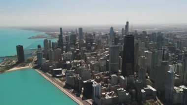 Güneşli bir günde Chicago 'nun siluetinin geniş bir görüntüsü. - Evet. Yüksek kalite 4k görüntü