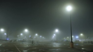 Gece vakti sokak lambalarının dışındaki otoparkta yoğun sis vardı. Chicago IL ABD 28 Şubat 2024. Yüksek kalite 4k görüntü