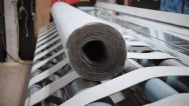 Halı ölçmek için bir cihaz. Bir depoda halı ruloları. Mağazaya istiflenmiş halı ruloları. Yüksek kalite 4k görüntü