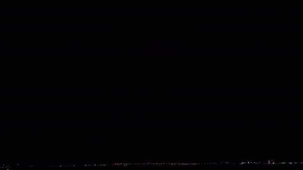 Сильный Шторм Сверкающая Молния Ночное Время Над Городом Медленная Съемка — стоковое видео