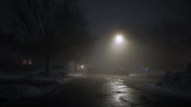 Ampla Filmagem Night Street Subúrbio Noite Com Nevoeiro Imagens Alta — Vídeo de Stock