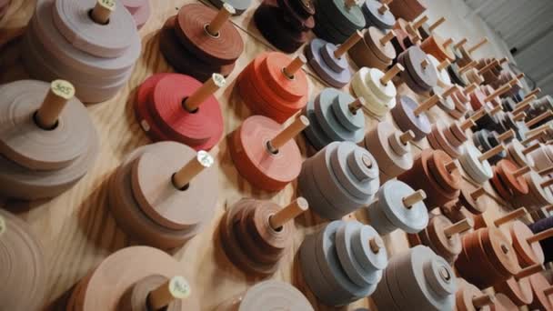 Viele Farbige Spulen Für Overlock Teppiche Einem Warenlager Teppichrollen Stapeln — Stockvideo