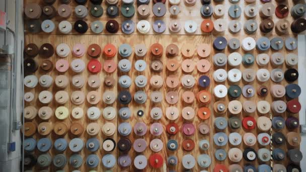 Szeroki Ujęcie Wielu Kolorowych Szpul Overlock Dywany Magazynie Bułki Dywanami — Wideo stockowe