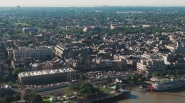 Mississippi Nehri üzerinde ve şehir merkezindeki New Orleans, Louisiana 'nın silueti üzerinde geniş bir insansız hava aracı görüntüsü. Yüksek kalite 4k görüntü